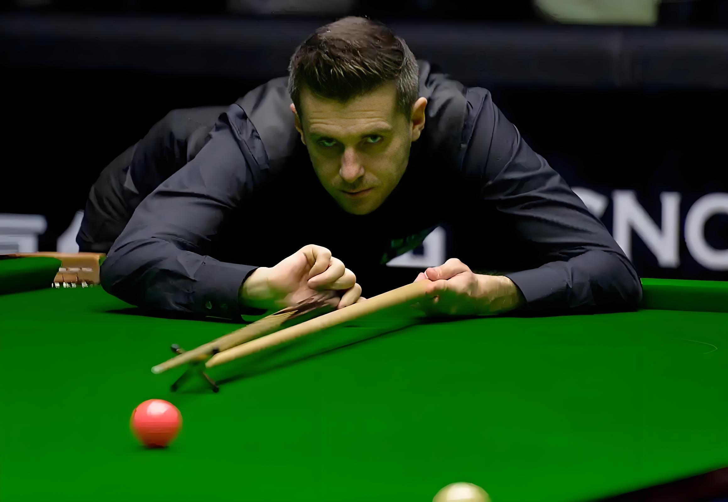 太鲁莽？36岁国门王大雷坑惨泰山：出击踢倒对手！生涯第2次染红.